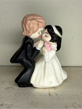 Vintage 1975 WILTON Bride & Groom Cake Topper Kissing Couple Plastic Hong Kong